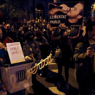 Le 30 janvier 2021, une manifestation en soutien à Pablo Hasél a eu lieu à Barcelone. [KEYSTONE - TONI ALBIR]