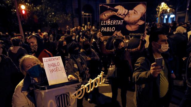 Le 30 janvier 2021, une manifestation en soutien à Pablo Hasél a eu lieu à Barcelone. [KEYSTONE - TONI ALBIR]