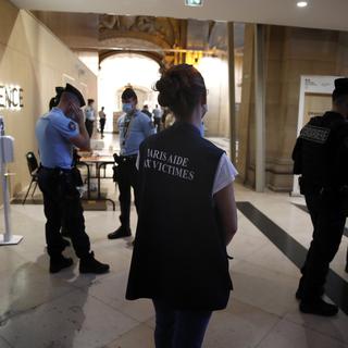 Le personnel du "soutien psychologique aux victimes" se tient devant la salle d'audience du procès des attentats de Paris de 2015 au palais de justice de Paris, en France, le 08 septembre 2021. [EPA/ Keystone - Ian Langsdon]