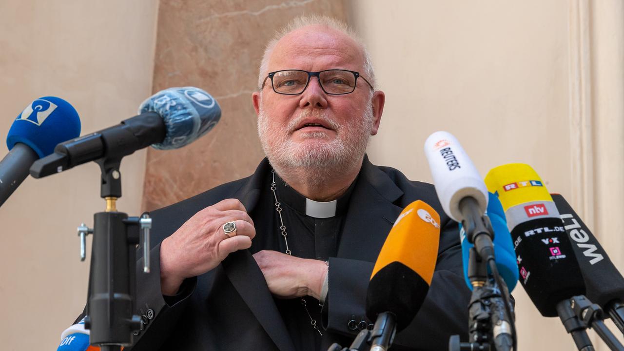 Le cardinal allemand Reinhard Marx démissionne en dénonçant "la catastrophe des abus sexuels". [Keystone - Peter Kneffel]