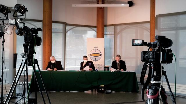 Les évêques catholiques ont exprimé vendredi la volonté de l'Eglise d'"assumer sa responsabilité devant la société en demandant pardon" pour les crimes de pédocriminalité commis par ses membres. [AFP - LAURENT FERRIERE]