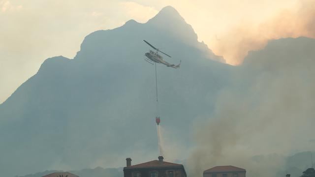 Un incendie s'est déclaré sur la montagne emblématique de la ville sud-africaine du Cap. [Reuters - Mike Hutchings]