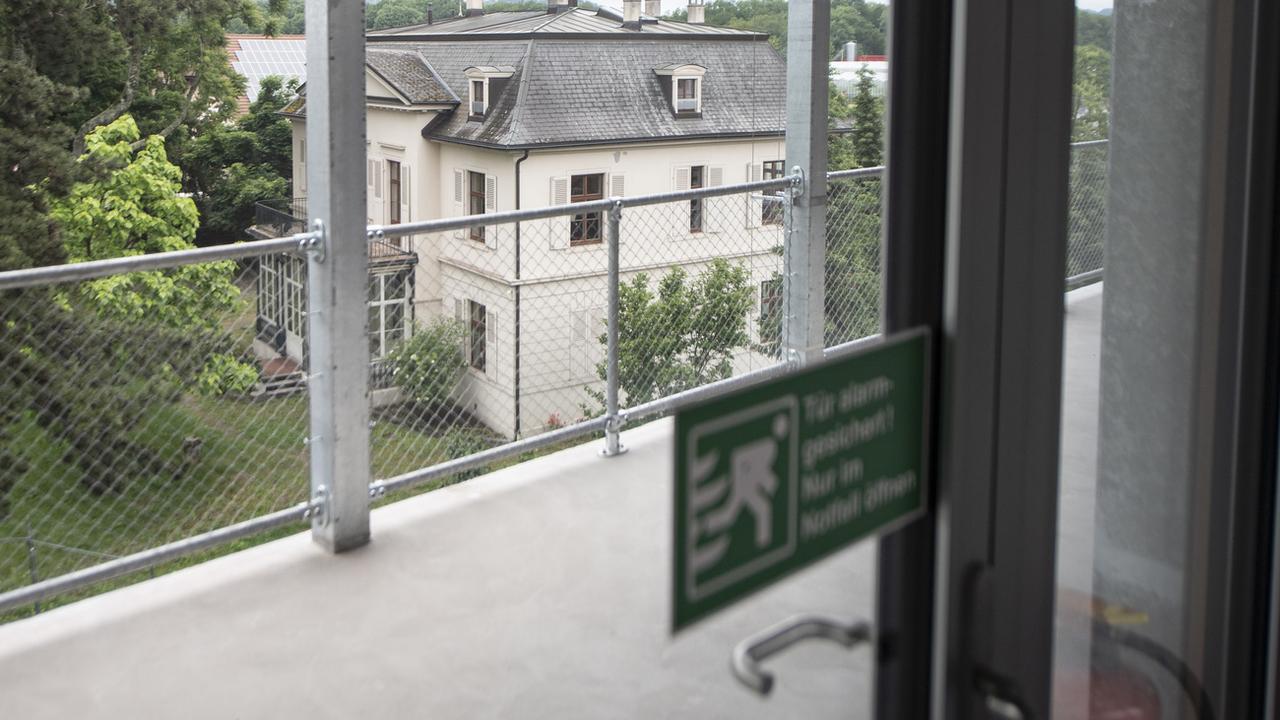 L'hébergement pour demandeurs d'asile mineurs non accompagnés dans une ancienne villa juste à côté du nouveau bâtiment du Centre fédéral d'asile de Bâle, photographié le 11 juin 2019. [Keystone - Urs Flueeler]