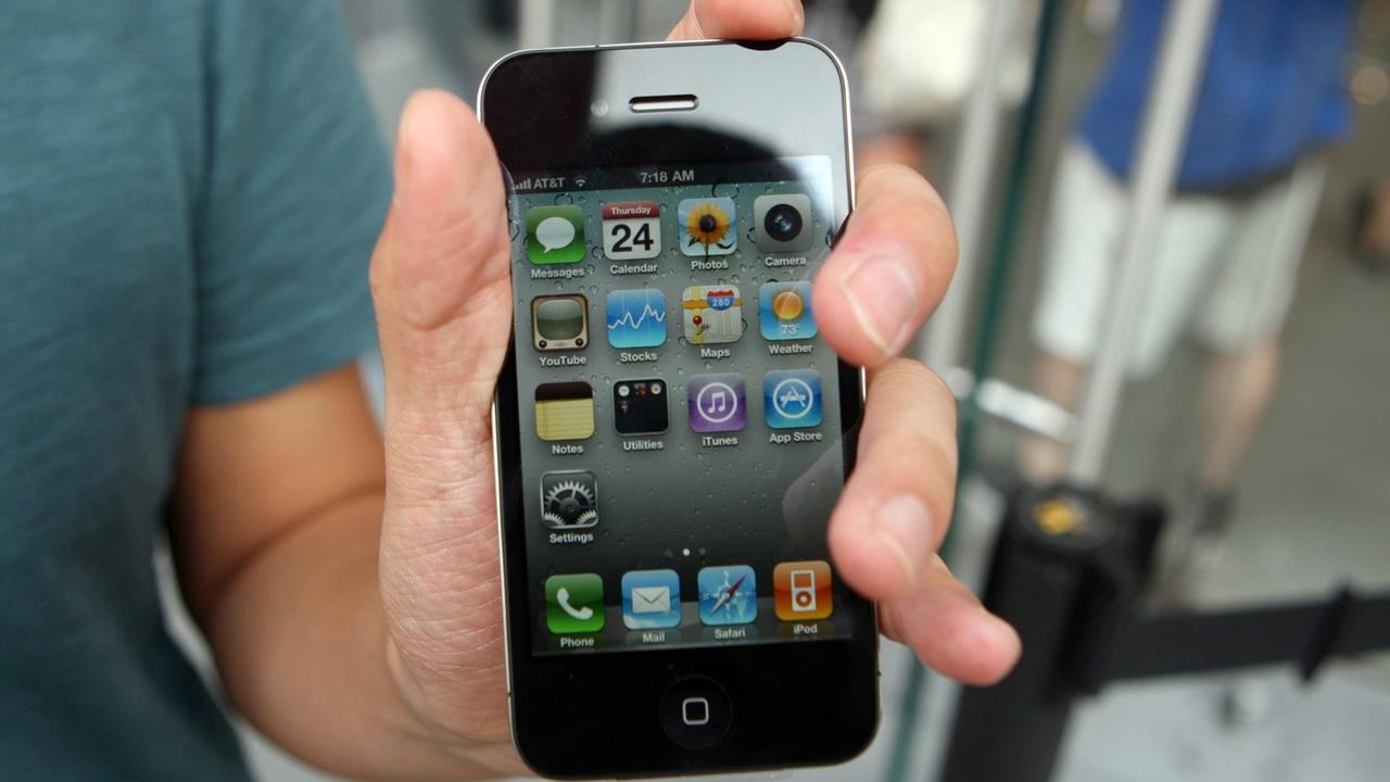 L'iPhone 4 (2010) ne devrait plus pouvoir surfer sur internet après l'expiration du certificat de sécurité "DST Root CA X3" [EPA - Daniel Barry]