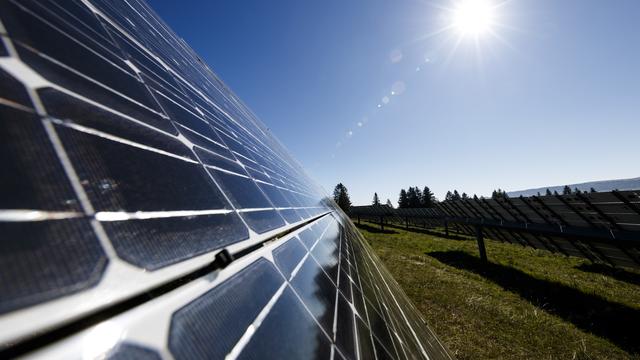 Des panneaux solaires à Saint-Imier, dans le canton de Berne. [Keystone - Valentin Flauraud]