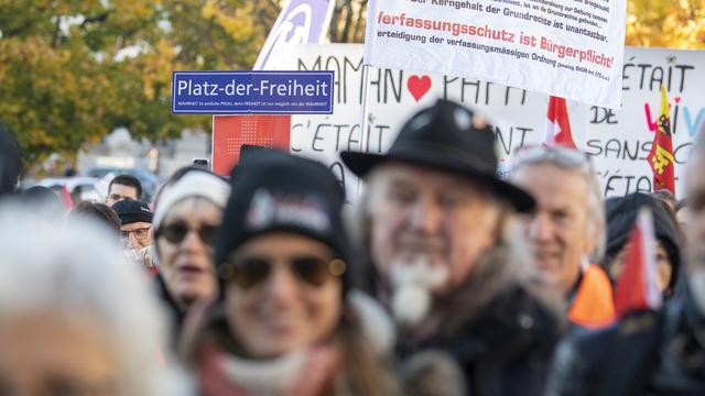 Des milliers d'opposants au certificat Covid dans la rue à Fribourg. [Keystone - Marcel Bieri]