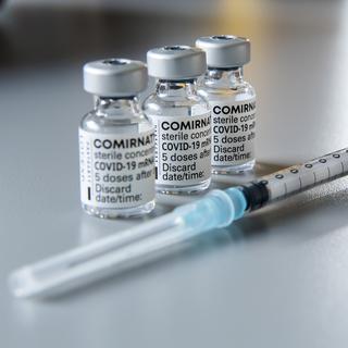 Les Etats-Unis vont distribuer 500 millions de doses du vaccin Pfizer/BioNTech aux pays qui en ont besoin. [keystone - Martial Trezzini]