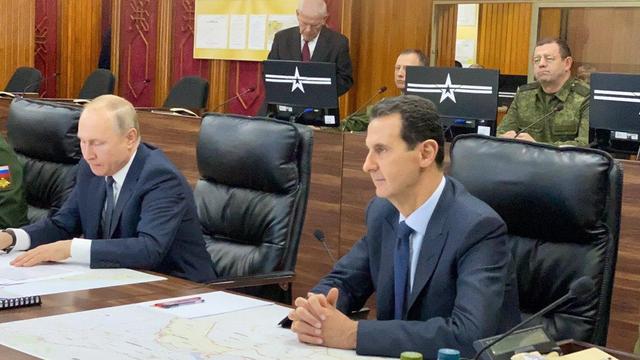 Vladimir Poutine (gauche) et Bachar al-Assad (droite), dans le centre de commandement de l'armée russe à Damas, le 7 janvier 2020. [EPA - Syrian Presidency Handout]