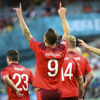 Haris Seferovic célébrant son but contre la Turquie le 20 juin 2021. [Keystone - Jean-Christophe Bott]