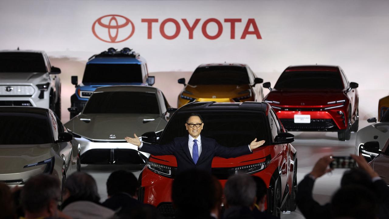 Toyota prévoit d'écouler 3,5 millions de véhicules électriques par an à partir de 2030, et compte lancer 30 modèles de cette catégorie d'ici là, a annoncé mardi son PDG Akio Toyoda lors d'une conférence de presse à Tokyo. [AFP - BEHROUZ MEHRI]