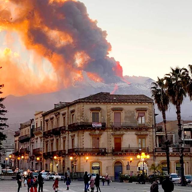 Mardi 16 février: le volcan sicilien Etna, tout près de la ville portuaire de Catane (côte Est), a connu une nouvelle éruption, spectaculaire mais sans danger. Elle a entraîné une pluie de petites pierres volcaniques et de cendres sur cette ville dont l'aéroport a été fermé. [Keystone - Davide Anastasi/LaPresse via AP]