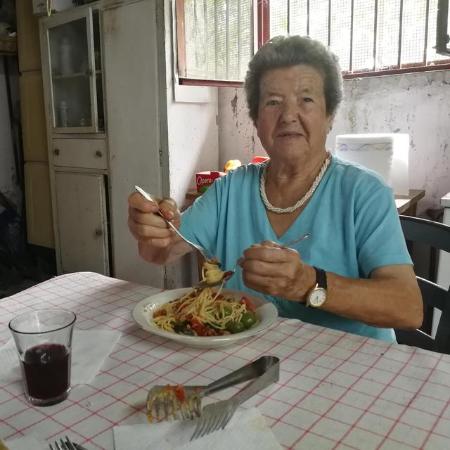 Nonna, la grand-mère de la reportère, qui croit au miracle de San Gennaro [RTS - Sarah Cozzolino]