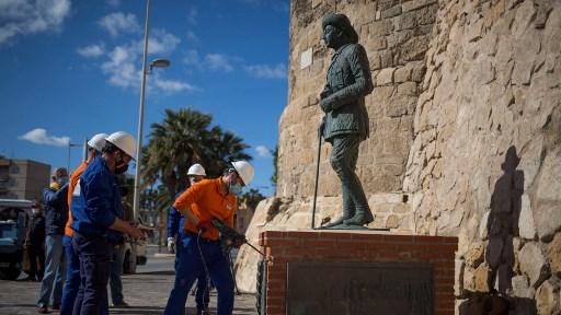 La statue de Franco de Melilla en train d'être déboulonnée, le 23 février 2021. [AFP - Javier Bernardo]
