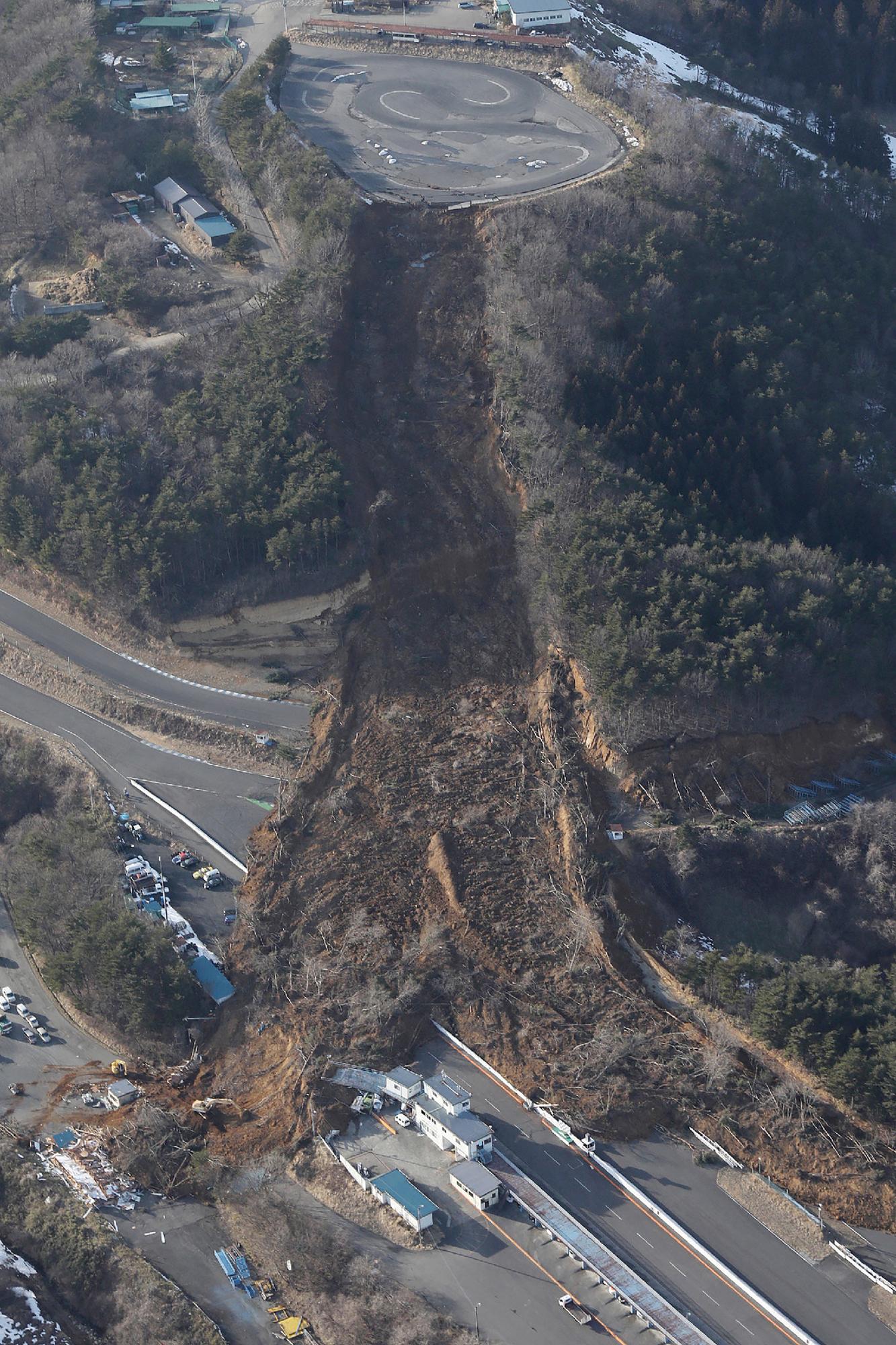 Une vue aérienne du glissement de terrain dans la préfecture de Fukushima. [Japan Out/AFP - STR]