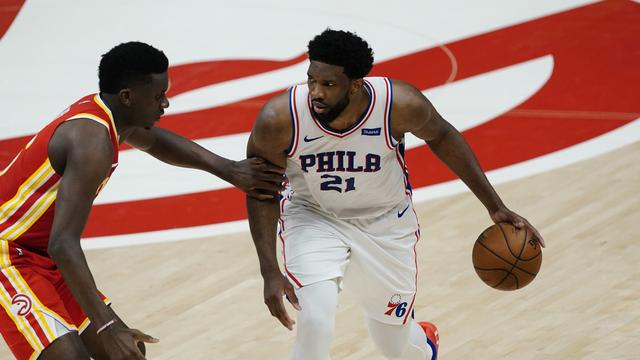 Clint Capela (à g.) a bien eu du mal à stopper Joel Embiid. [John Bazemore]