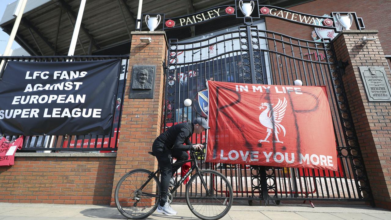 Des bannières dénonçant le projet de Super Ligue le 20 avril 2021 à l'extérieur du stade d'Anfield, où évolue l'équipe de Liverpool.
