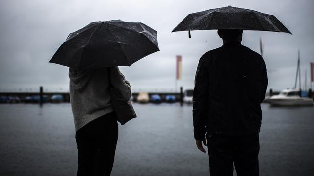 Une quantité énorme de pluie est tombée sur la Suisse ces trois derniers jours: ces précipitations auraient suffi pour remplir complètement le lac de Neuchâtel. [Keystone - Gian Ehrenzeller]