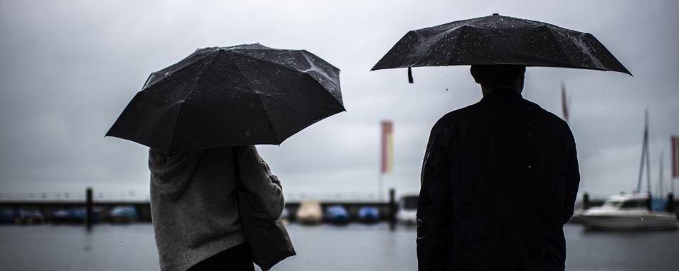 Une quantité énorme de pluie est tombée sur la Suisse ces trois derniers jours: ces précipitations auraient suffi pour remplir complètement le lac de Neuchâtel. [Keystone - Gian Ehrenzeller]