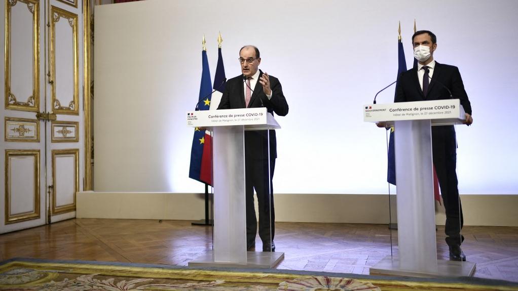 Les nouvelles mesures en France ont été annoncées par Jean Castex (gauche) et Olivier Véran. [AFP - Stéphane de Sakutin]