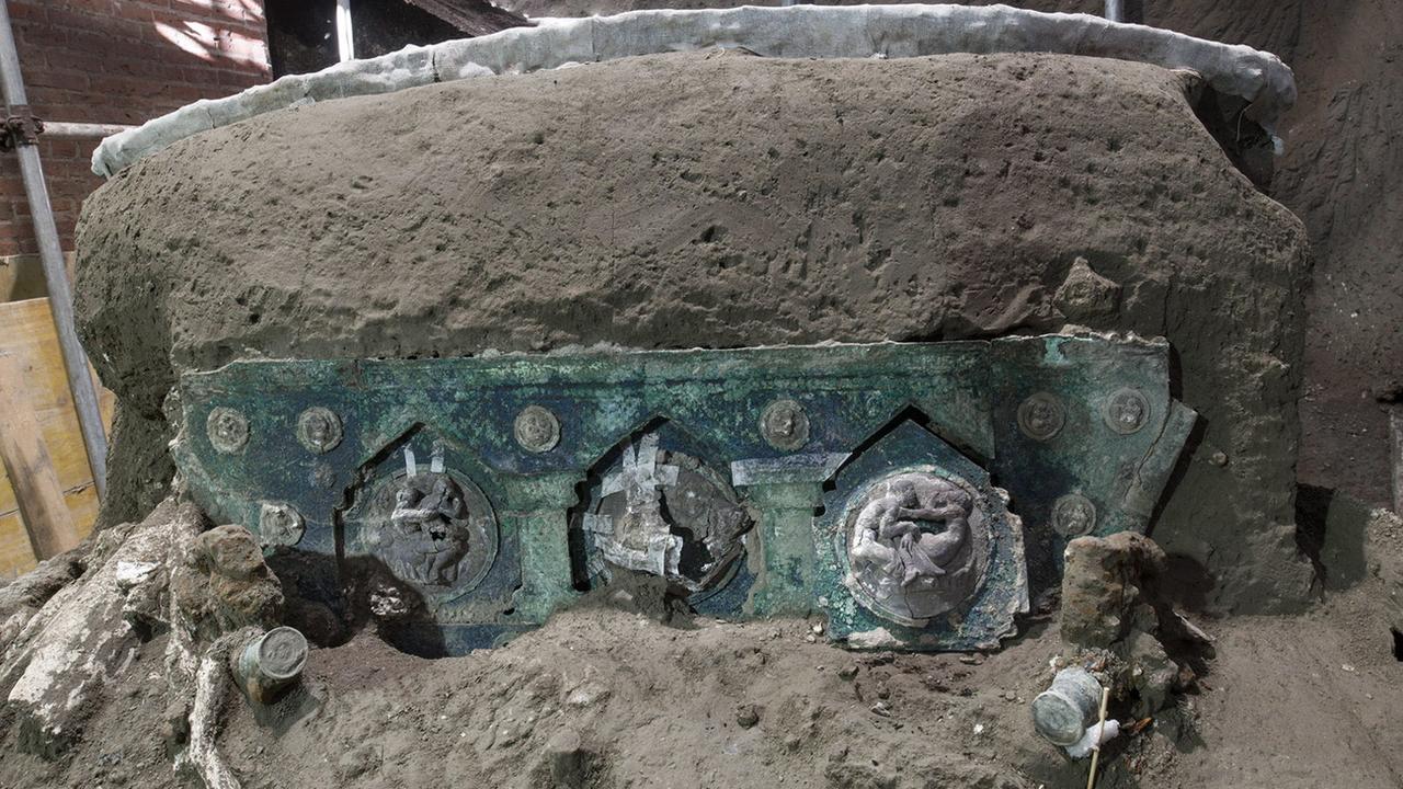 Des décorations en bronze sont visibles sur le pourtour du char. [Keystone - EPA/Press Office of the Archaeological Park of Pompeii]