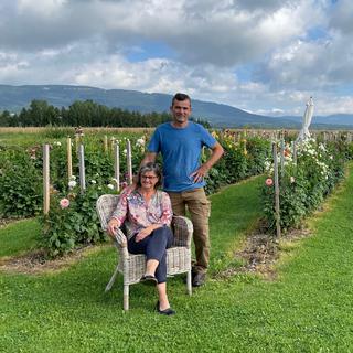 Susanne et Jean-Daniel Staub chez Mille et Une Fleurs à Cuarnens, dans le canton de Vaud. [RTS - Mathilde Pelletier]