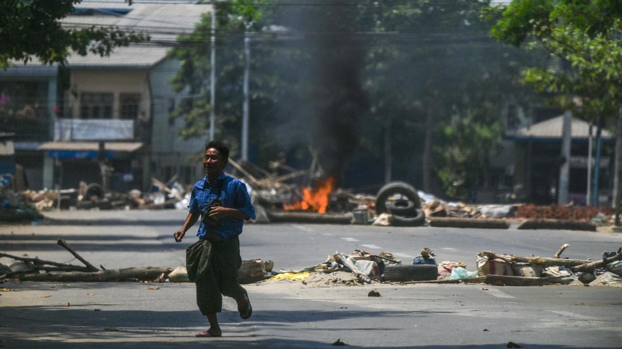 Des barricades ont été brûlées par les soldats birmans lors d’une manifestation à Rangoun. [AFP]