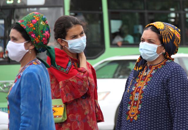 Des femmes portent un masque contre le Covid-19 à un arrêt de bus à Ashgabat. Turkménistan, le 13 juillet 2020. [Reuters - Vyacheslav Sarkisyan]