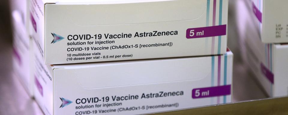 Les doses du vaccin contre le Covid-19 du fabricant Astrazeneca. [AP/Keystone - Gareth Fuller]