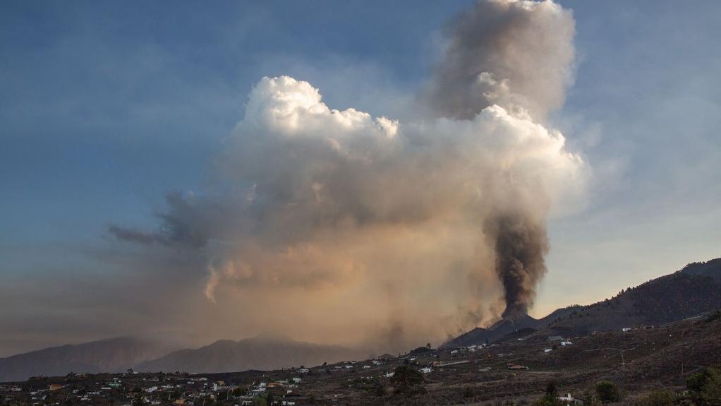 Le volcan Cumbre Vieja dégage un important nuage de cendres. [AFP - Desirée Martin]