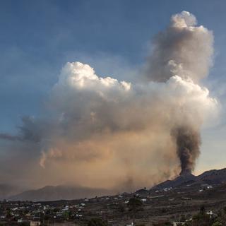 Le volcan Cumbre Vieja dégage un important nuage de cendres. [AFP - Desirée Martin]