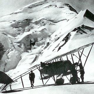 François Durafour au dôme du Goûter avec son avion, un Caudron G.3, le samedi 30 juillet 1921. [DP]
