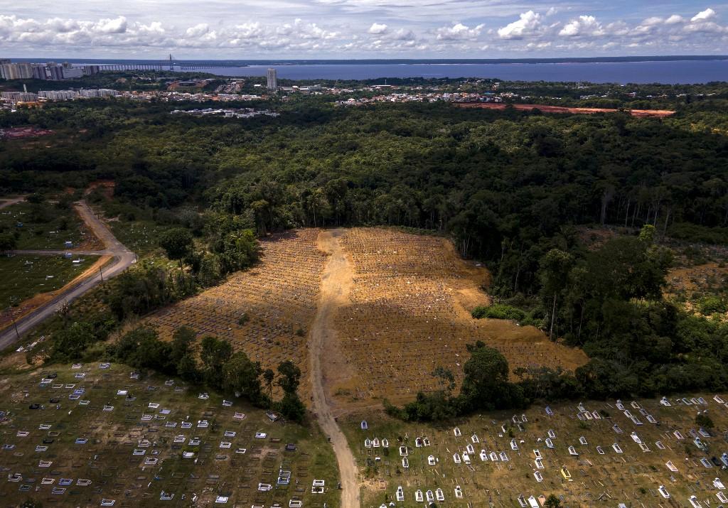 Une vue aérienne du cimetière Nossa Senhora Aparecida, où sont enterrées les victimes du Covid-19, à Manaus. Brésil, le 22 janvier 2021. [AFP - Marcio James]