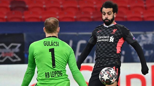 Mohamed Salah trompe le portier de Leipzig Peter Gulasci pour donner l'avantage à Liverpool [TIBOR ILLYES]