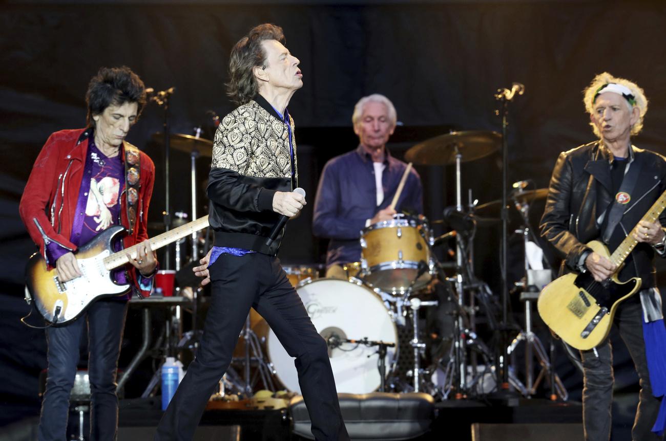 Charlie Watts avec ses camarades Ronnie Wood, Mick Jagger et Keith Richards lors d'un concert à Edimbourg en 2018. [Keystone - Jane Barlow/PA via AP]