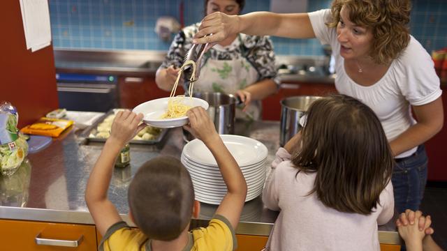 Pour beaucoup de familles, pouvoir faire garder son enfant est une nécessité. [Keystone - Gaëtan Bally]