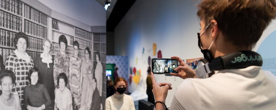 Le Musée d’Histoire de Berne organise l’exposition "Des femmes au Palais fédéral ! 50 ans de suffrage féminin" à l’occasion du 50e anniversaire du suffrage féminin. [© Musée d’Histoire de Berne - Christine Moor]