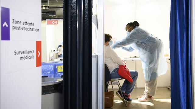 La Suisse compte lundi 9702 cas supplémentaires de coronavirus en 72 heures [Keystone - Laurent Gilliéron]