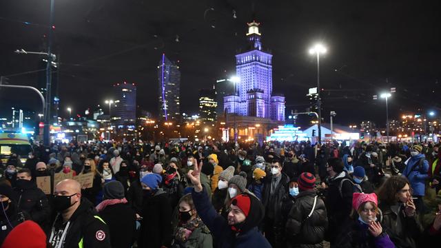 Des milliers de Polonais sont descendus dans les rues après la promulgation de l'interdiction de l'avortement. [Keystone/EPA - Radek Pietruszka]