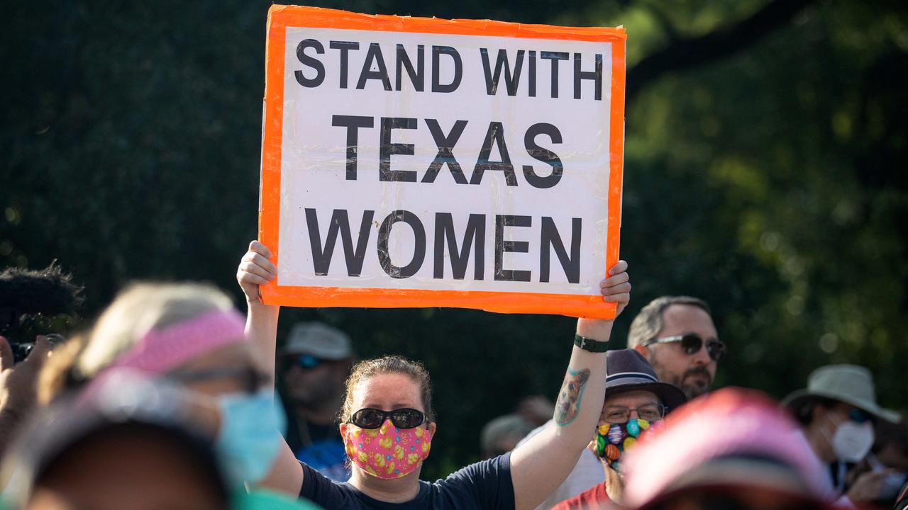 Une manifestante tient une pancarte appelant à la solidarité avec les femmes texanes lors d'un rassemblement à Austin, au Texas, le 2 octobre 2021. [AFP - Montinique Monroe / Getty Images North America]