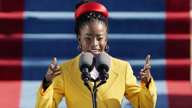 La poétesse noire-américaine Amanda Gorman récite son poème, "The Hill We Climb", lors de l'investiture de Joe Biden. Washington DC, le 20 janvier 2021. [Keystone/epa - Patrick Semansky/Pool]