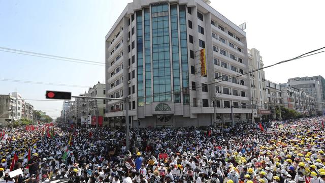 Des dizaines de milliers de manifestants sont à nouveau descendus dans la rue lundi, notamment à Mandalay (photo). [Keystone - AP Photo]