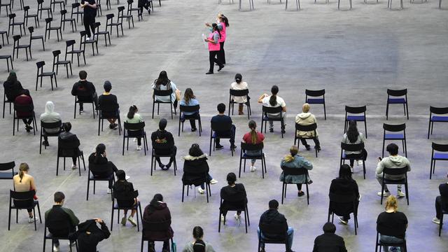 Les gymnasiens de dernière année à Sydney se font vacciner en masse pour pouvoir prendre part aux examens. [EPA/Keystone - Dean Lewins]