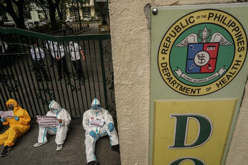 Le personnel de santé manifeste devant le ministère de la Santé pour demander de meilleurs salaires et avantages sociaux, dans un contexte de hausse des cas de Covid-19 à Manille, le 1er septembre 2021. [AFP - Dante Diosina Jr./Anadolu Agency]