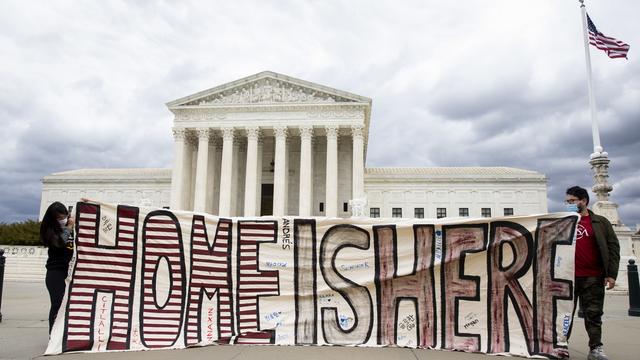 Des défenseurs des droits des immigrants et des "Dreamers" lors d'une manifestation devant la Cour suprême américaine le 27 avril 2020. [Keystone - EPA/MICHAEL REYNOLDS]