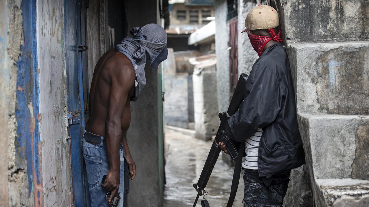 Les bandes armées contrôlent depuis des années les quartiers les plus pauvres de la capitale haïtienne. [Keystone - AP Photo/Dieu Nalio Chery]