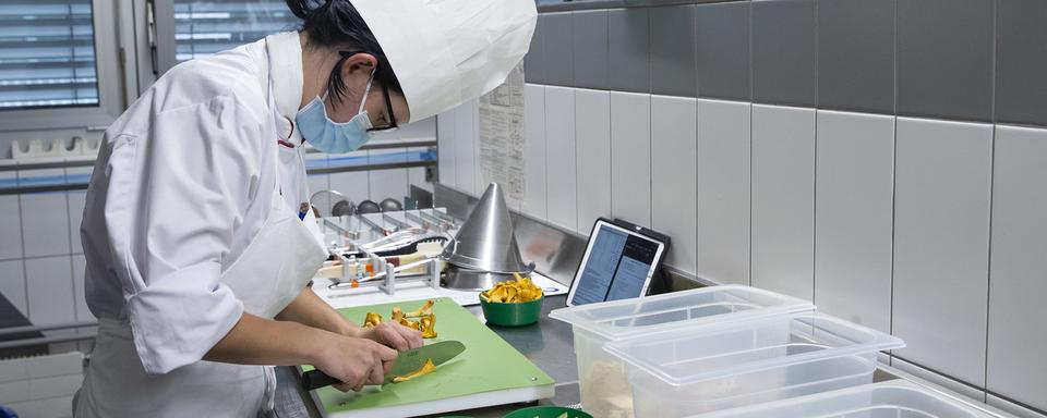 Les apprentis cuisiniers-cuisinières sont soutenus dans le canton de Neuchâtel. [KEYSTONE - Salvatore Di Nolfi]