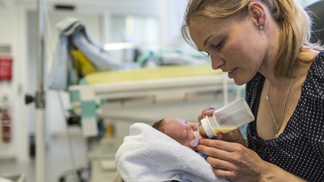 Les premiers bénéficiaires de cette banque du lait seront les bébés fortement prématurés. [Keystone - Gaetan Bally]