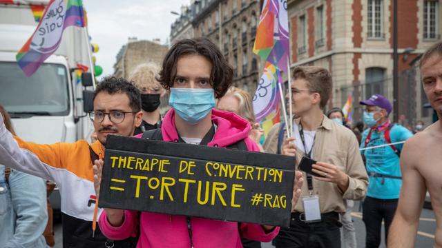 Une pancarte brandie lors de la Marché des fiertés à Paris le 26 juin 2021. [Hans Lucas via AFP - Edouard Monfrais]