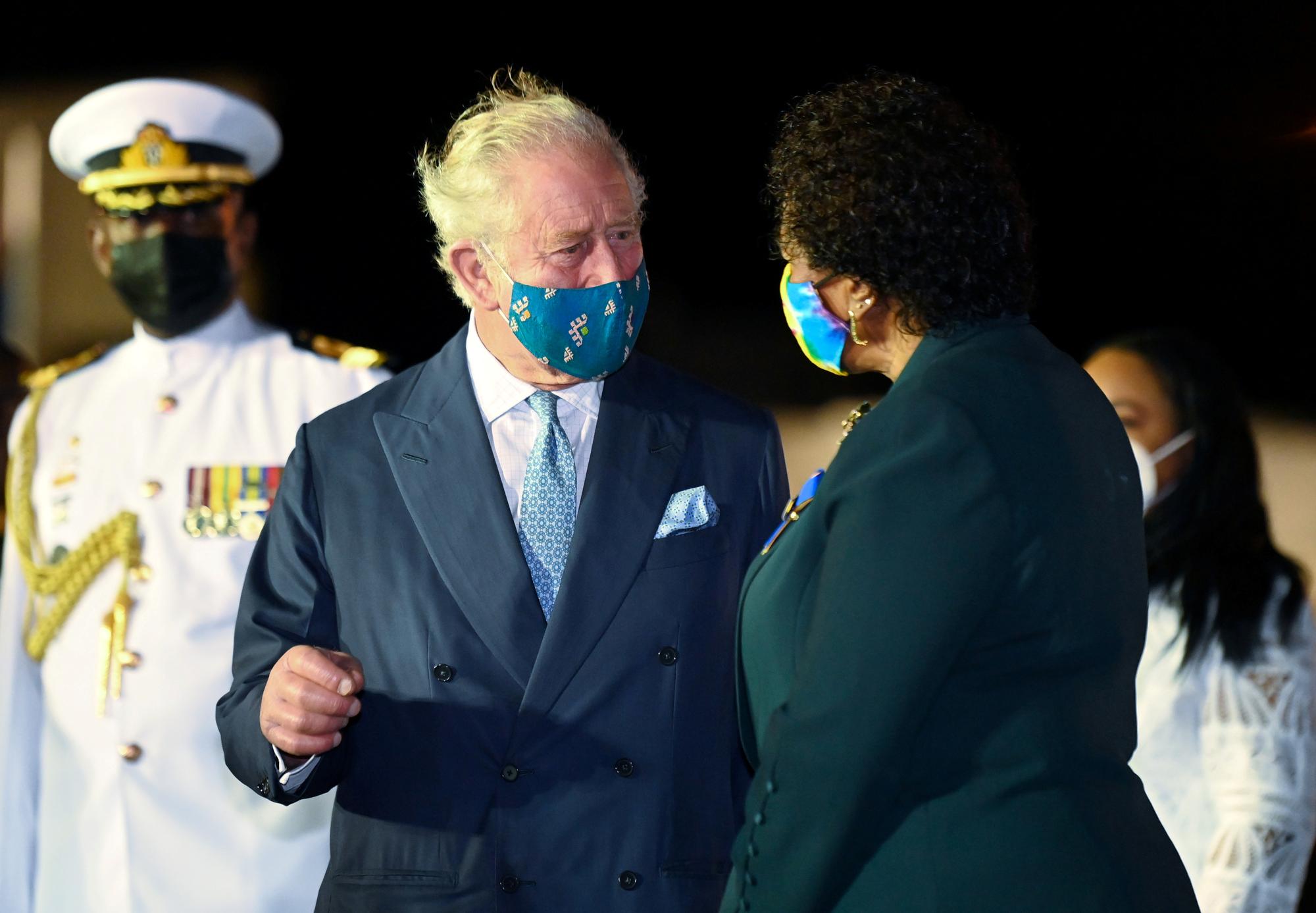 Le prince Charles est arrivé dimanche à la Barbade, île des Caraïbes. Il a été accueilli par la toute nouvelle présidente Sandra Mason. [REUTERS - TOBY MELVILLE]