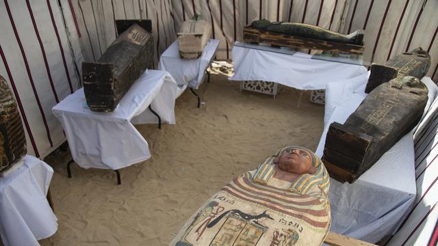 Des sarcophages en bois découverts dans le temple funéraire de la reine Nearit sur le site égyptien de Saqqarah. [Keystone/EPA - Mohamed Hossam]